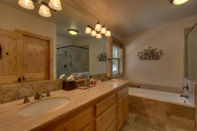 Brand New Upscale Home, Hot Tub, Foosball South Lake Tahoe Vakantiehuis